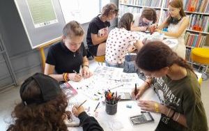 Uczestnicy zajęć tworzenia przypinek (7)