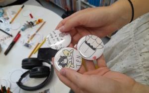 Uczestnicy zajęć tworzenia przypinek (8)