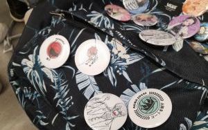 Uczestnicy zajęć tworzenia przypinek (9)