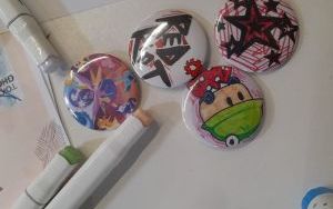 Uczestnicy zajęć tworzenia przypinek (10)