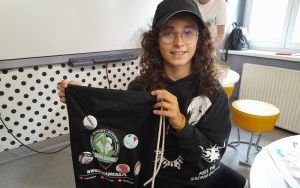 Uczestnicy zajęć tworzenia przypinek (11)