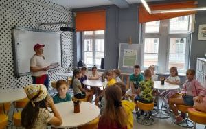 Uczestnicy zajęć tworzenia przypinek (1)