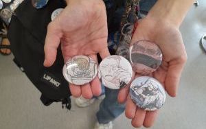 Uczestnicy zajęć tworzenia przypinek (12)