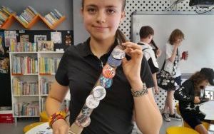 Uczestnicy zajęć tworzenia przypinek (13)
