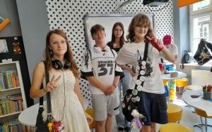 Uczestnicy zajęć tworzenia przypinek (14)