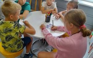 Uczestnicy zajęć tworzenia przypinek (2)