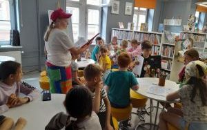 Uczestnicy zajęć tworzenia przypinek (3)