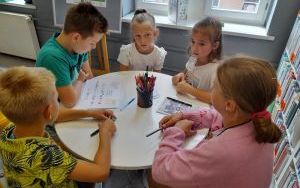 Uczestnicy zajęć tworzenia przypinek (4)