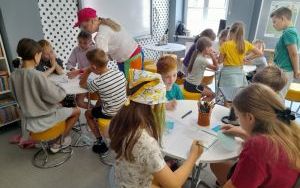 Uczestnicy zajęć tworzenia przypinek (5)