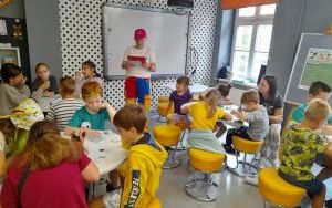 Uczestnicy zajęć tworzenia przypinek (6)