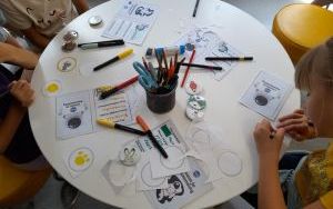 Uczestnicy zajęć tworzenia przypinek (7)