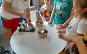 Uczestnicy zajęć tworzenia przypinek (1)