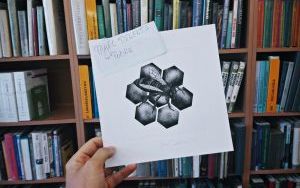 Zdjęcia z przygotowań do wystawy ekslibrisów i małych form graficznych