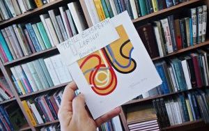 Zdjęcia z przygotowań do wystawy ekslibrisów i małych form graficznych