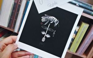 Zdjęcia z przygotowań do wystawy ekslibrisów i małych form graficznych