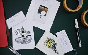 Zdjęcia z przygotowań do wystawy ekslibrisów i małych form graficznych