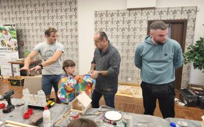 Fotorelacja z warsztatów tworzenia karmników (16)