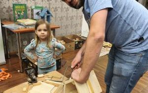 Fotorelacja z warsztatów tworzenia karmników (11)