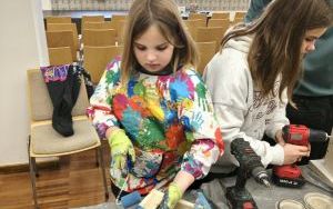 Fotorelacja z warsztatów tworzenia karmników (9)