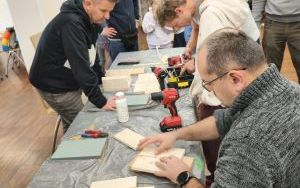 Fotorelacja z warsztatów tworzenia karmników (14)