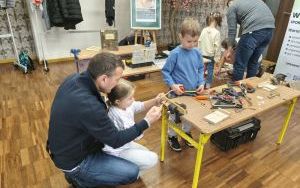 Fotorelacja z warsztatów tworzenia karmników (17)