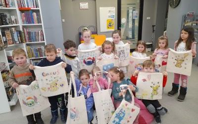 Uczestnicy zajęć w ramach Klubu Książkowych Jeżyków