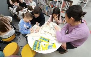 Uczestnicy zajęć w ramach Klubu Książkowych Jeżyków (3)