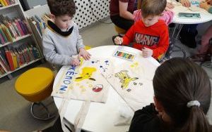 Uczestnicy zajęć w ramach Klubu Książkowych Jeżyków (4)