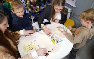 Uczestnicy zajęć w ramach Klubu Książkowych Jeżyków (7)