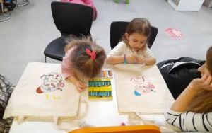 Uczestnicy zajęć w ramach Klubu Książkowych Jeżyków (8)