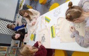 Fotorelacja z zajęć ozdabiania toreb (2)