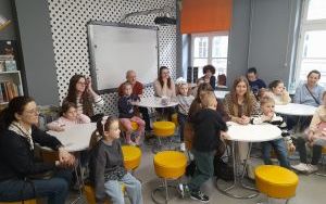 Fotorelacja ze spotkania Klubu Książkowych Jeżyków w Bibliotece "Pod Sową" (2)