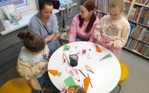 Fotorelacja ze spotkania Klubu Książkowych Jeżyków w Bibliotece "Pod Sową" (4)