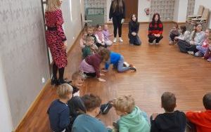 Fotorelacja lekcji bibliotecznej poprowadzonej przez Klub Empatyków z ZSZ w Oleśnicy (2)