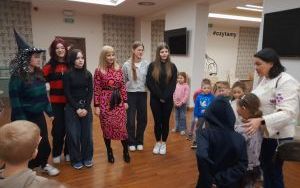 Fotorelacja lekcji bibliotecznej poprowadzonej przez Klub Empatyków z ZSZ w Oleśnicy (5)