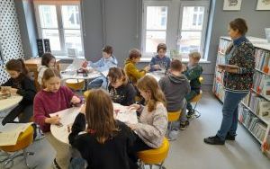 Fotorelacja z lekcji bibliotecznej dla klasy 4 Katolickiej Szkoły Podstawowej w Oleśnicy (2)