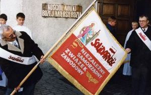 10-lecie poświęcenia sztandaru NSZZ Solidarność przy ZNTK, 1999 r.