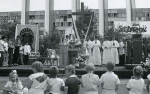 Msza św. w intencji ojczyzny na placu Zwycięstwa, 1989 r.