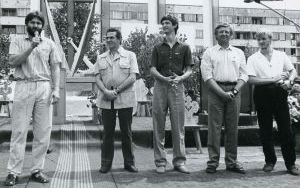 Msza św. w intencji ojczyzny na placu Zwycięstwa. Od lewej kandydaci na posłów Władysław Frasyniuk, Karol Modzelewski, Zbigniew Lech, Radosław Gawlik, 1989 r.