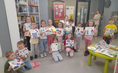 Uczestnicy zajęć w ramach Klubu Książkowych Jeżyków. Zdjęcie grupowe