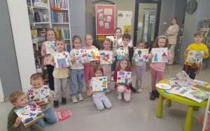 Uczestnicy zajęć w ramach Klubu Książkowych Jeżyków (1)