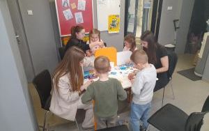 Uczestnicy zajęć w ramach Klubu Książkowych Jeżyków (4)