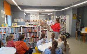 Uczestnicy lekcji bibliotecznej w ramach projektu Nasza Mała Biblioteka (2)