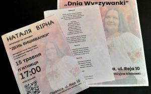 Trzy kartki nachodzące na siebie. Pierwsza to ulotka informująca o koncercie z okazji Dnia Wyszywanki w języku ukraińskim. Druga to tekst po ukraińsku drobnym drukiem. Trzecia to informacja o wydarzeniu w języku polskim