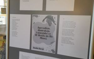 Ekspozytor z wierszami. W centralnej części karta z napisem: "Surrealizm, Abstrakcja, I wszystko co W Głowie się Nie Mieści. Amelia Kieryk"