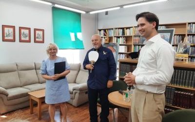 Troje dorosłych ludzi stoi obok siebie - jedna kobieta i dwóch mężczyzn