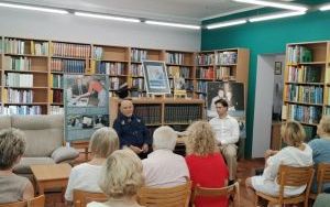Dwaj mężczyźni siedzą na krzesłach przed widownią
