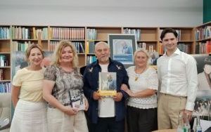 Pięcioro dorosłych ludzi stoi i pozuje do zdjęcia