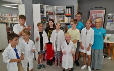 Grupa dzieci i dwoje dorosłych pozuje do zdjęcia