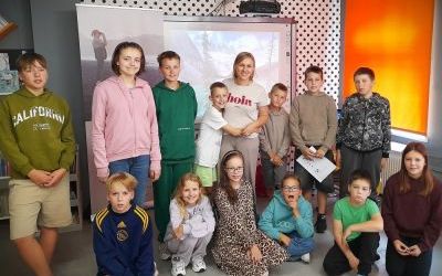 Dzieci i jedna dorosła kobieta pozują do zdjęcia
